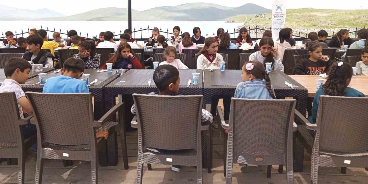 Bulanık’ta öksüz ve yetim çocuklar sevindirildi