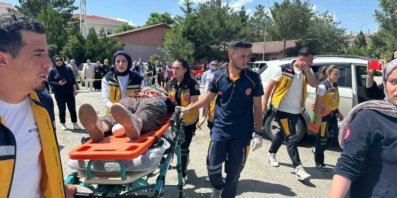 Öğrencilerden gerçeğini aratmayan tatbikat