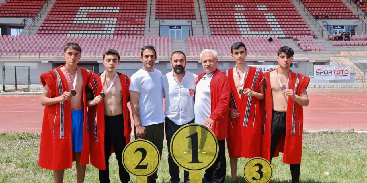 Elazığlı güreşçilerden gururlandıran dereceler