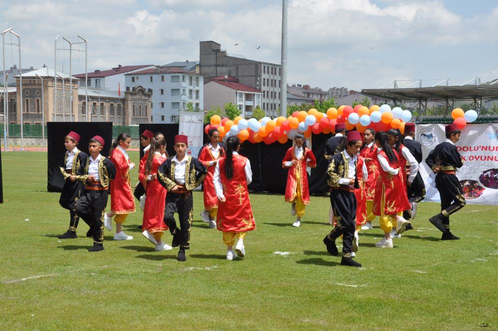 Kars’ta Halk Oyunları Şenliği renkli görüntülere sahne oldu