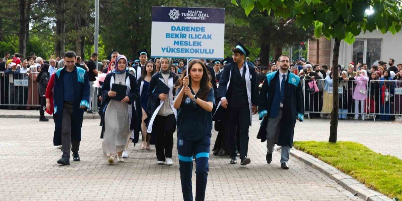 Malatya Turgut Özal Üniversitesi’nde mezuniyet coşkusu