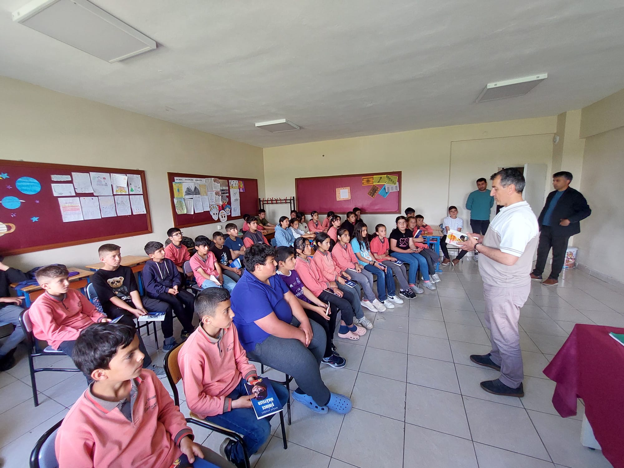 DİKME  ORTAOKUNUNDA YAZAR- OKUR BULUŞMASI