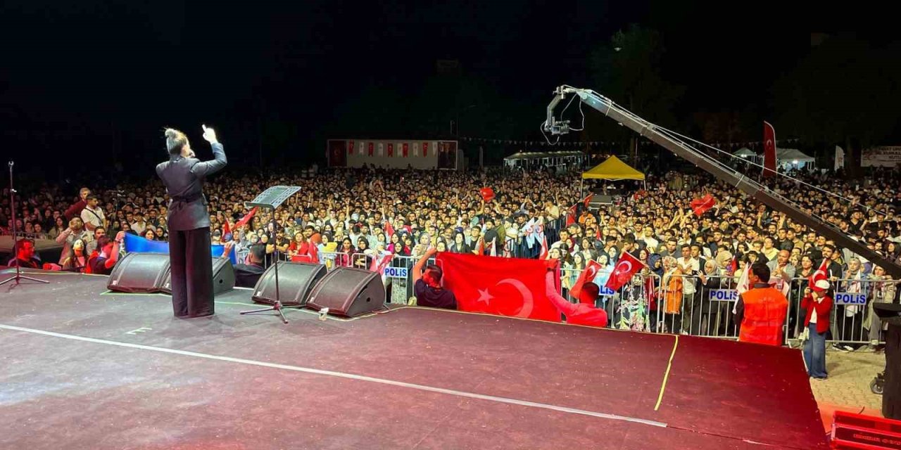 FÜ 50. yıl festivali Azerin’in unutulmaz konseriyle sona erdi