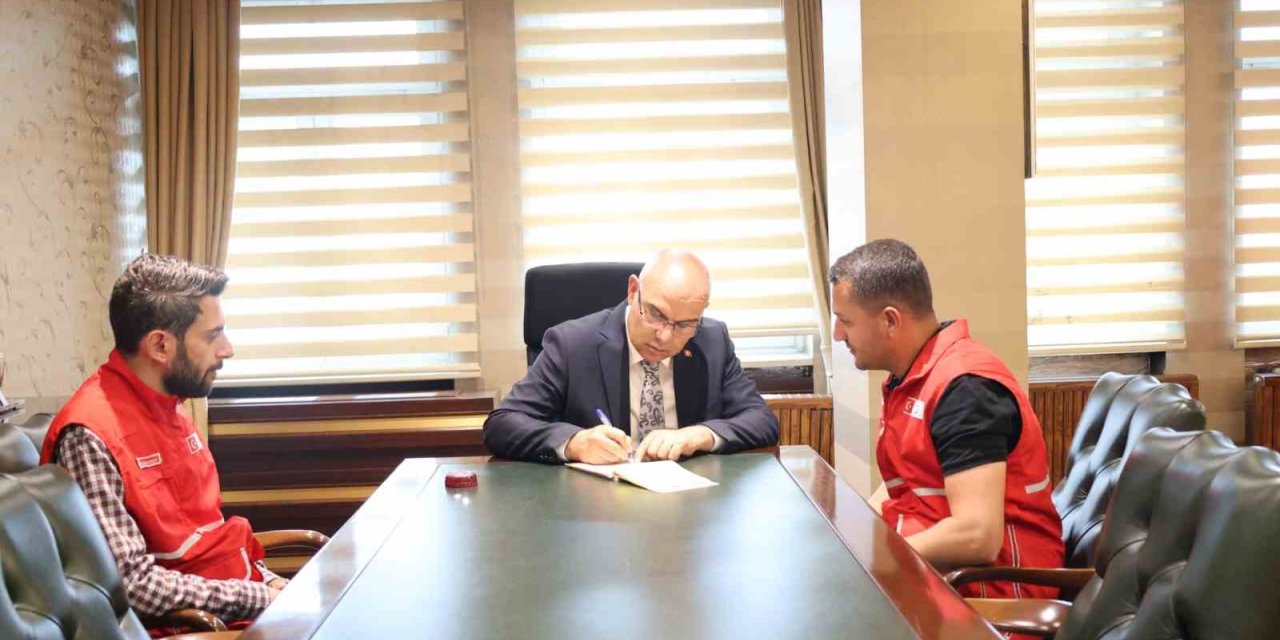 Ağrı Valisi Koç, kurbanını Gazze’deki ihtiyaç sahiplerine ulaştırmak üzere Türk Kızılayı’na verdi