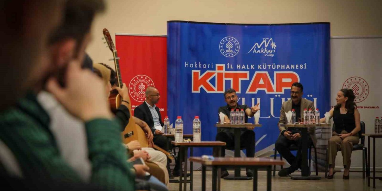 Vali Çelik, kütüphanede gençlerle bir araya geldi