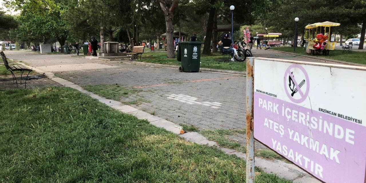 Atatürk Parkında yasak olmasına rağmen mangal ve semaver yakıp geriye çevre kirliliği bırakılmasına tepkiler büyüyor