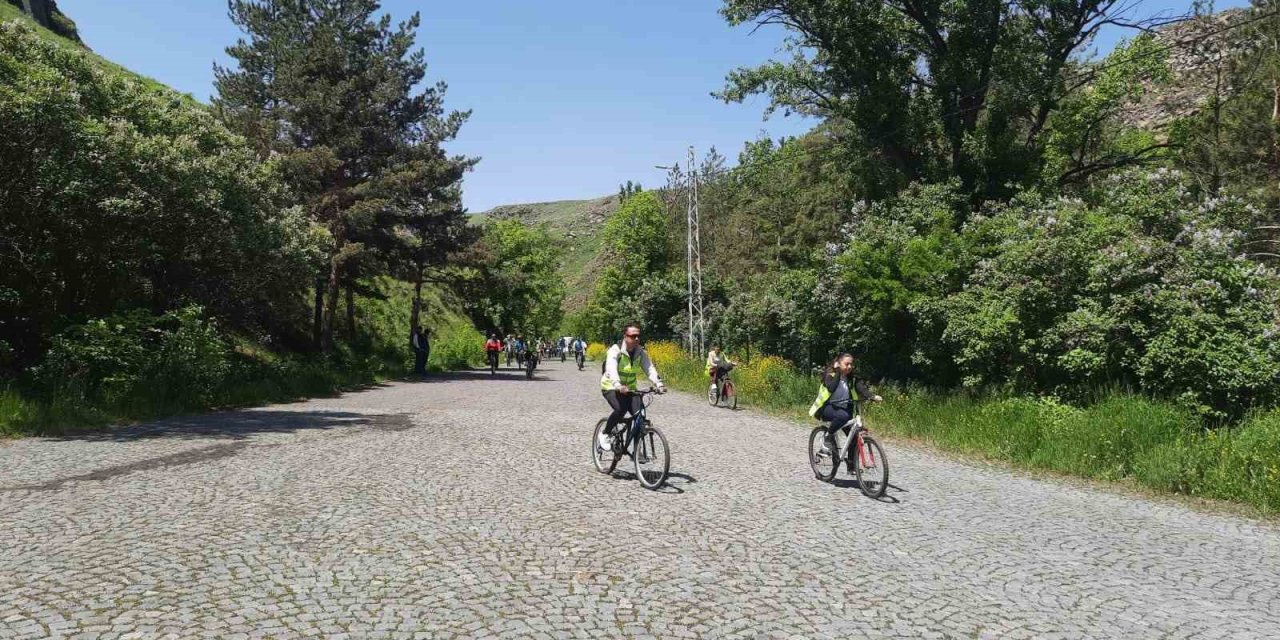 Kars’ta pedallar sağlık için çevrildi