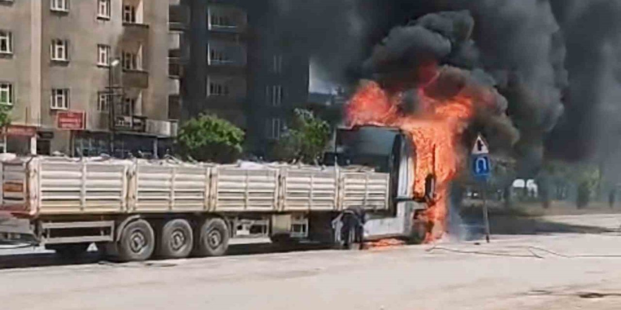 Yüksekova’da seyir halindeki tır alev alev yandı