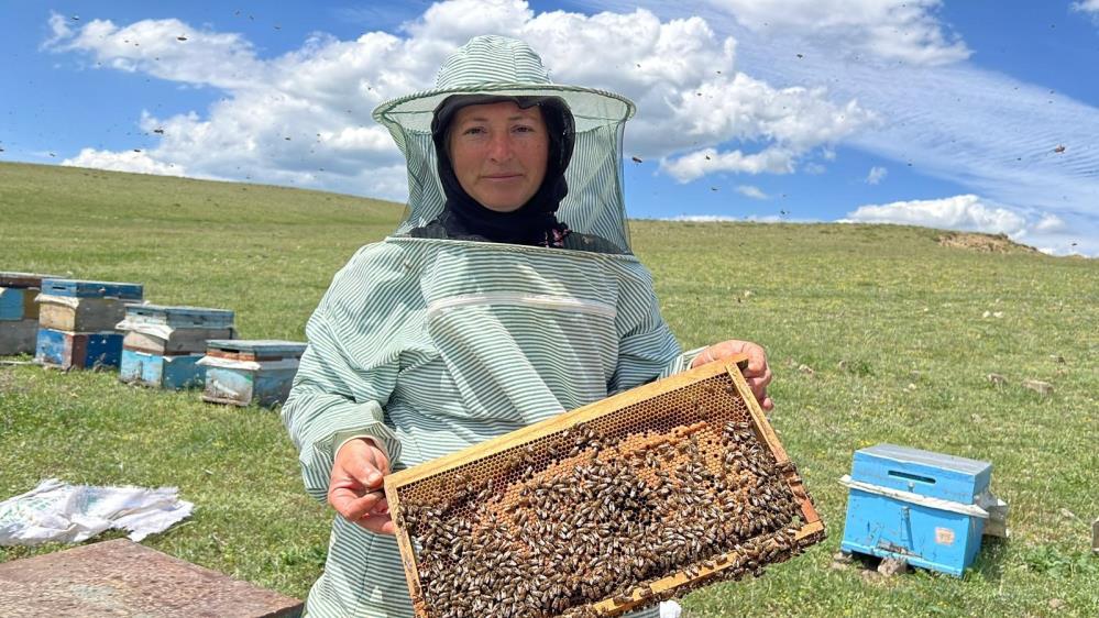 Kars’ta baba mesleği arıcılığı 21 yıldır eşiyle birlikte yapıyor