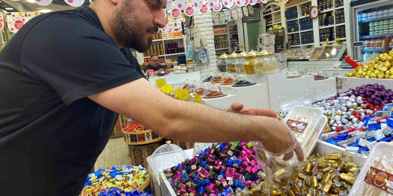Elazığ’da bayram öncesi şekerler tezgahlardaki yerini aldı