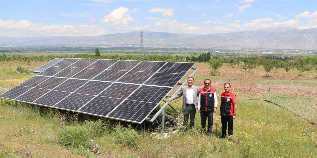 Kurduğu modern meyve bahçesinde teknolojinin imkanlarını kullanıyor