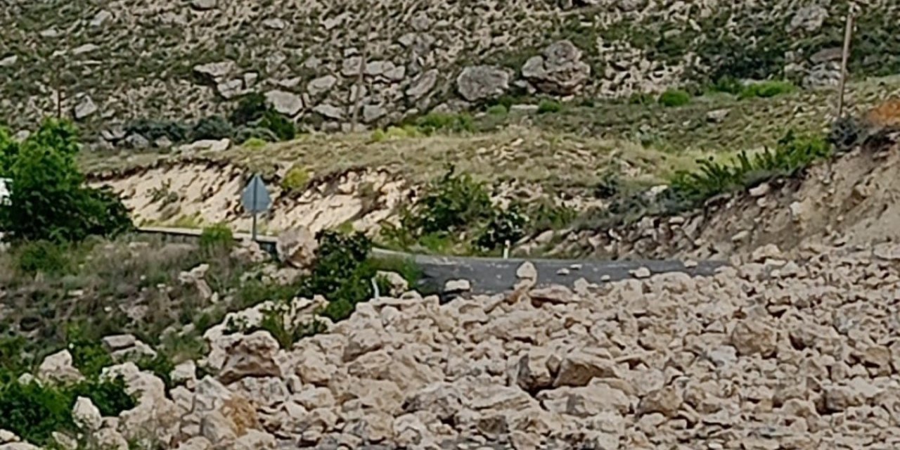 Darende’de heyelan riski nedeniyle yol ulaşıma kapatıldı