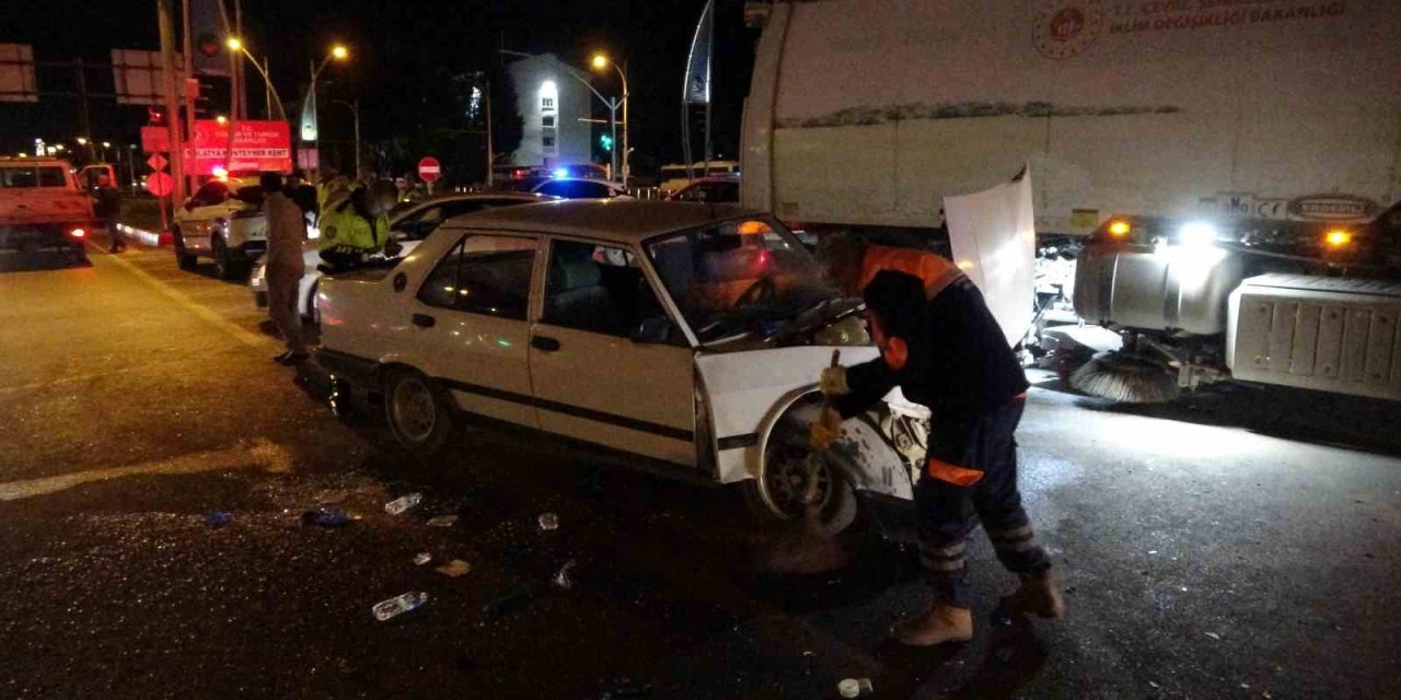 Malatya’da iki aracın karıştığı kazada ortalık savaş alanına döndü: 4 yaralı