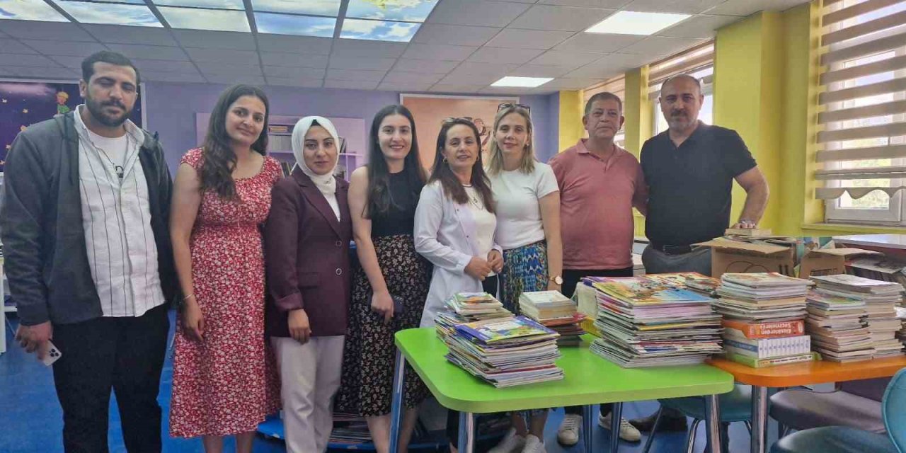 Kars’ta üniversite öğrencilerinden ilkokul öğrencilerine kitap desteği