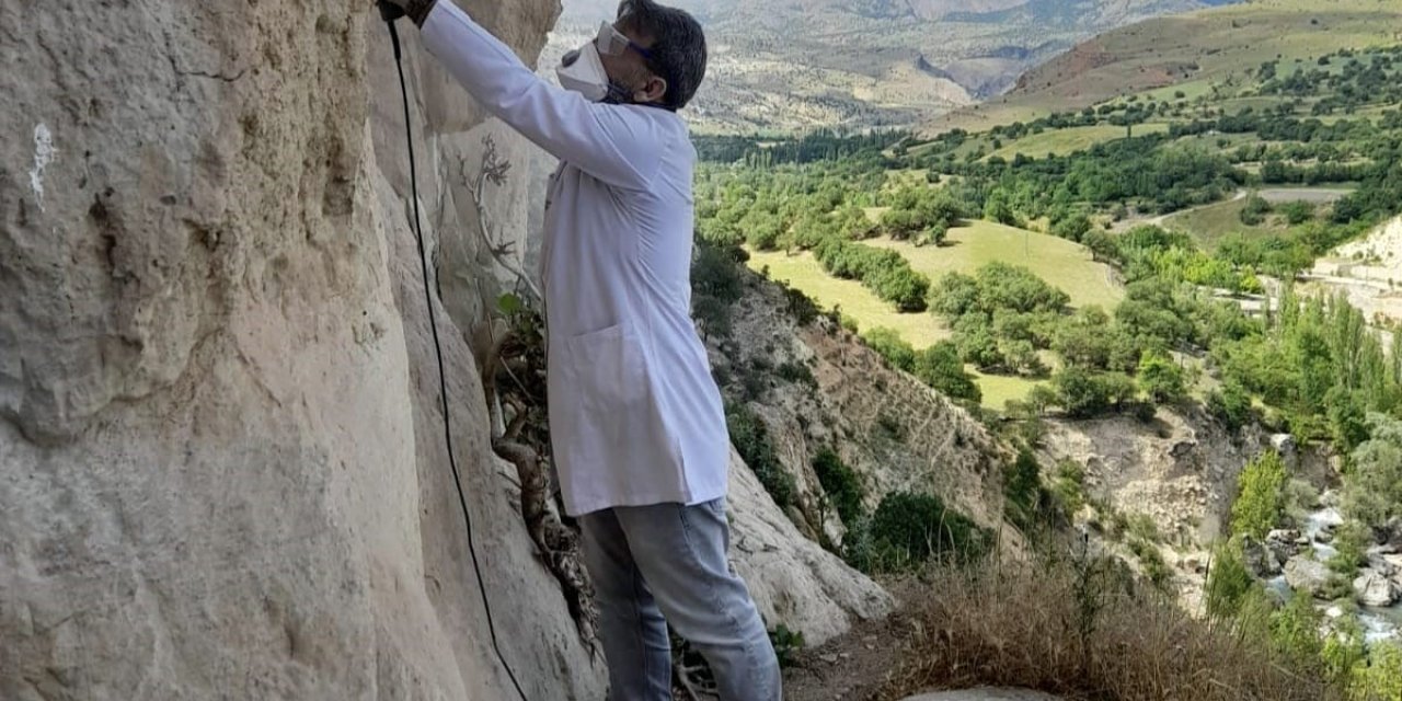 Urartu mağaralarında mikro kumlama yöntemiyle temizlik yapıldı