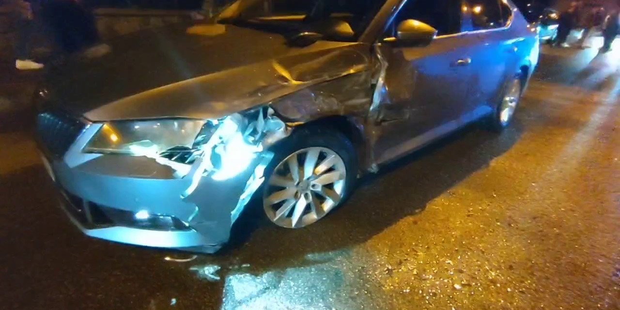 Palandöken’de iki otomobil kafa kafaya çarpıştı