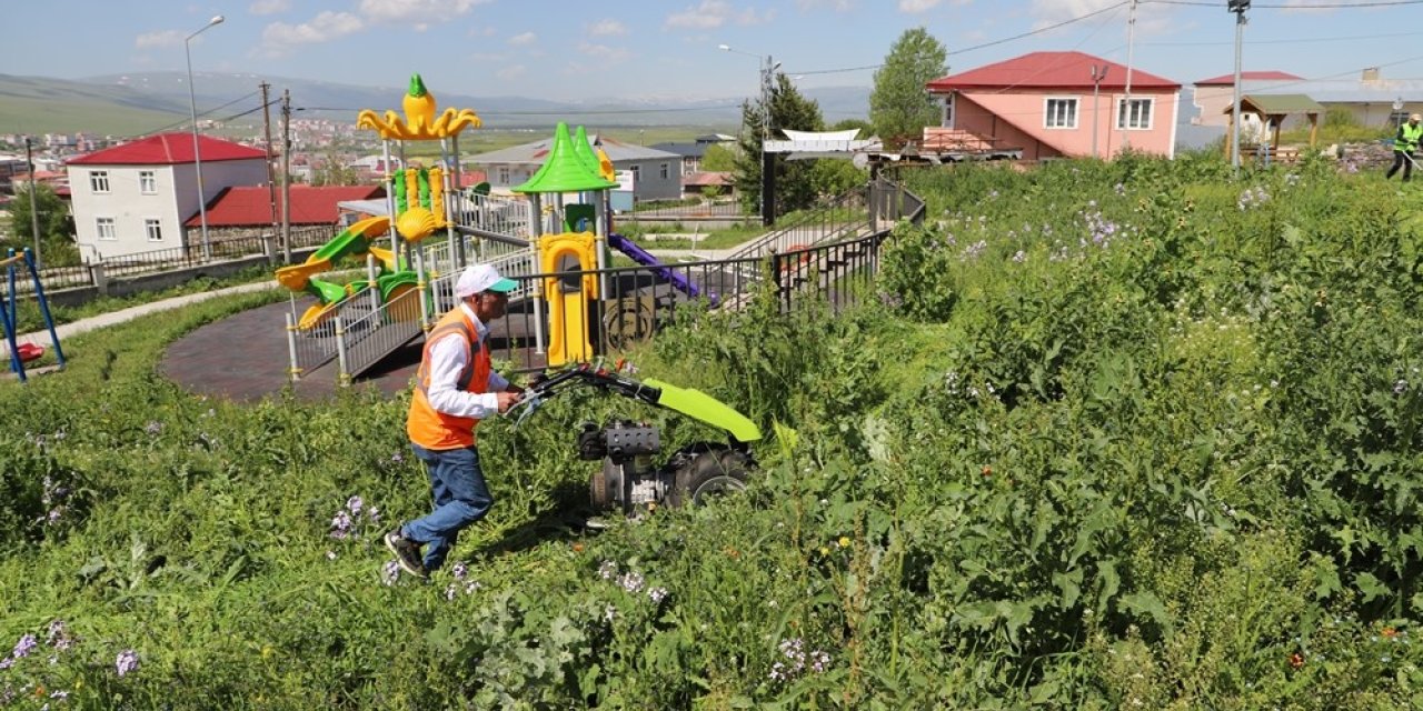 Ardahan Belediyesi’nden park ve bahçelerde bakım çalışması
