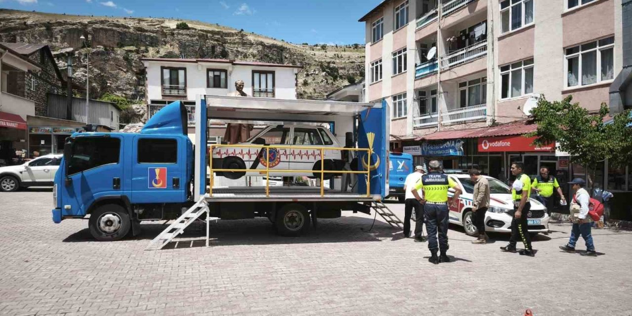 Çemişgezek’te emniyet kemeri simülasyon tırı farkındalık oluşturdu