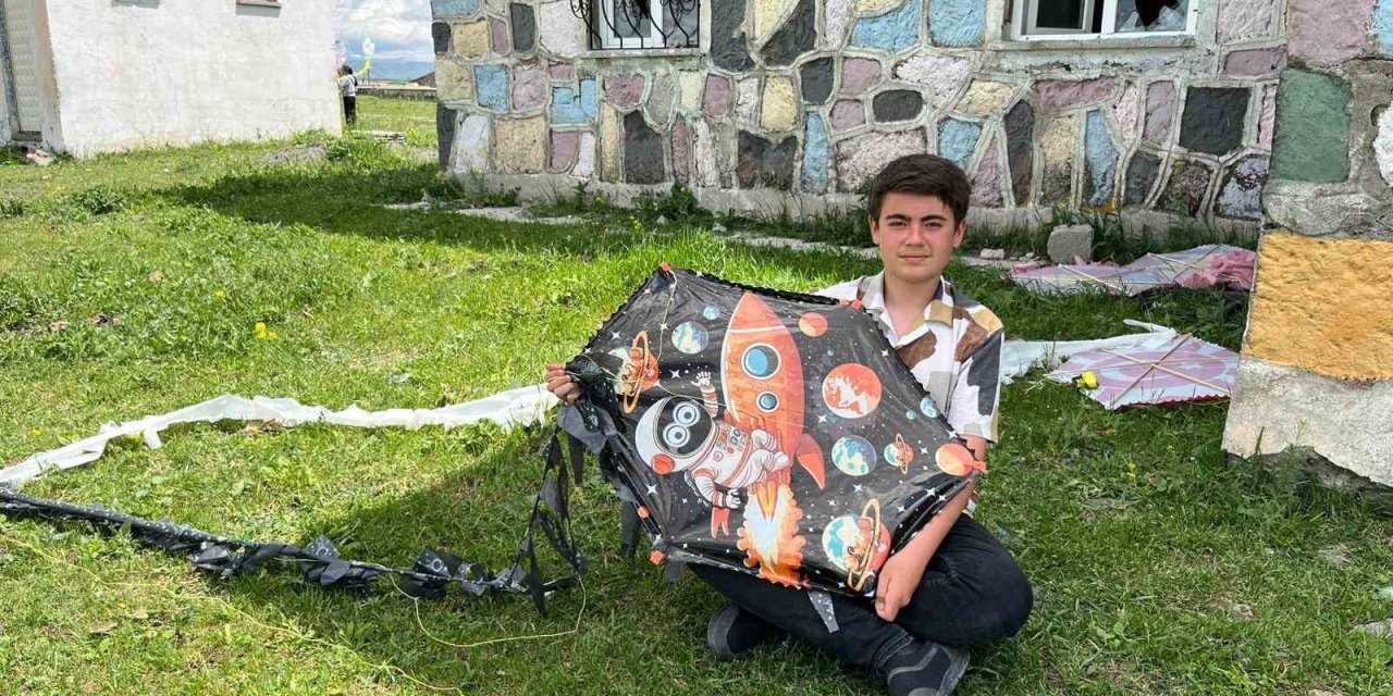 Kars’ta öğrenciler düşe kalka uçurtma uçurdu