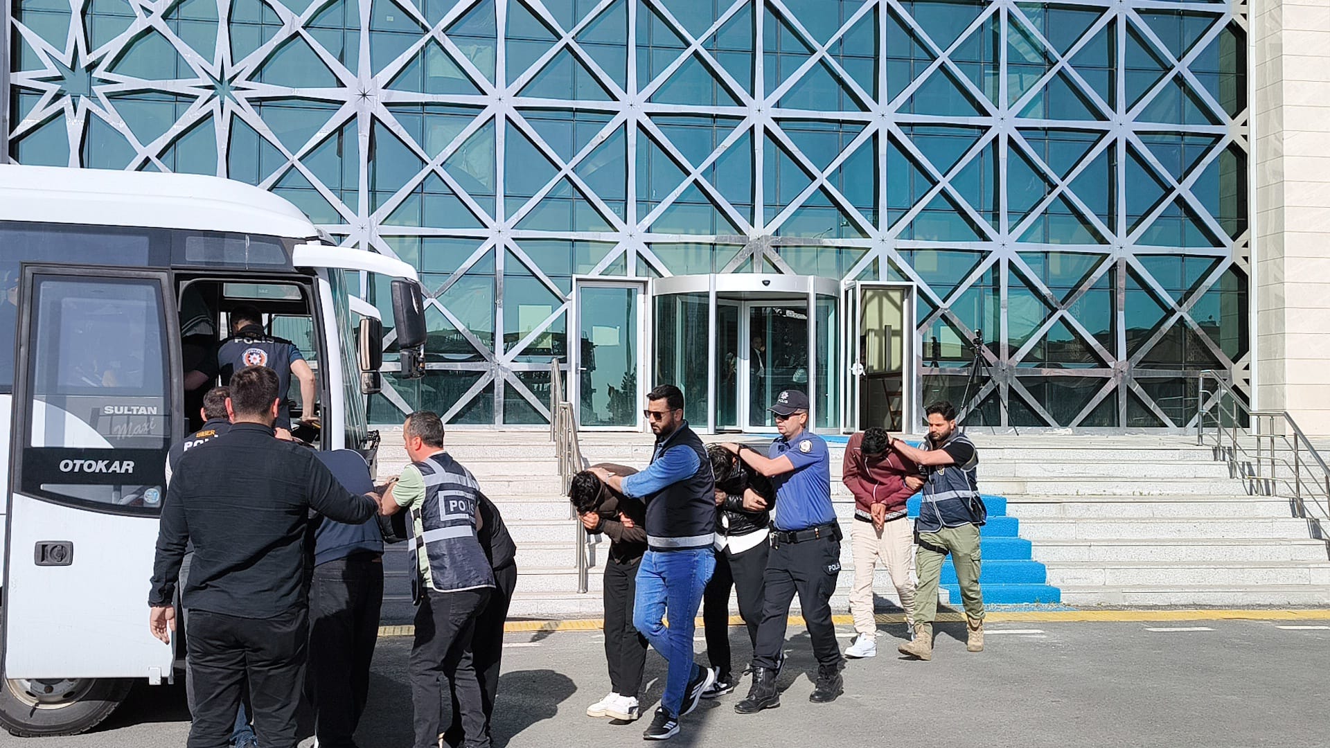 Sosyal medya üzerinden kadın tesettür giyim satarak dolandırıcılık yapan çete çökertildi