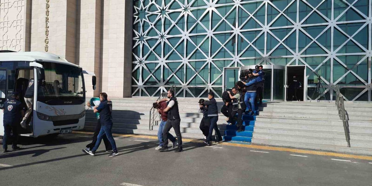 Kars polisi yüzlerce kişiyi dolandıran çeteyi çökertti