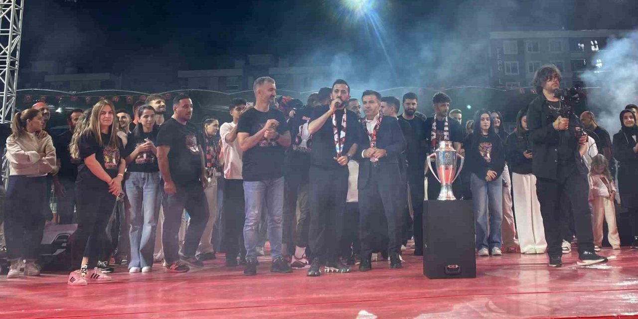 Vanspor FK’nın şampiyonluğu coşkuyla kutlandı