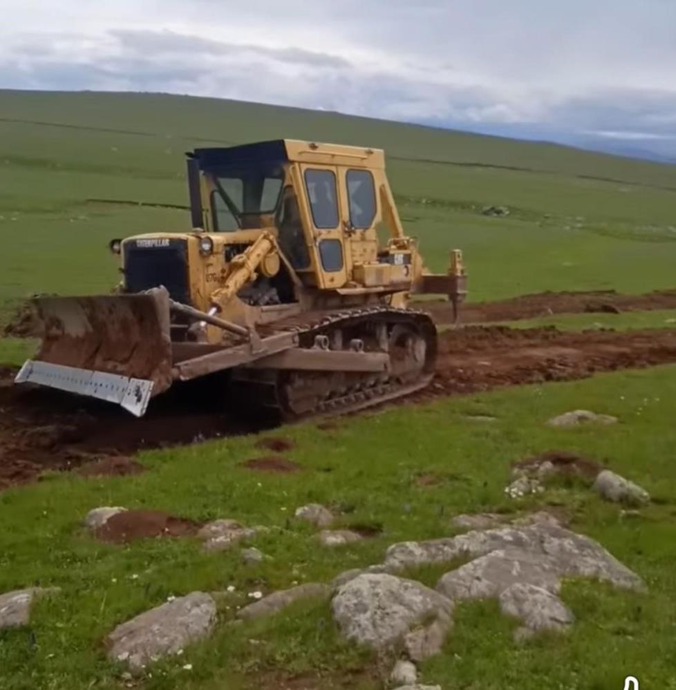 Akyaka’da Özel İdare, yayla yollarını yapıyor
