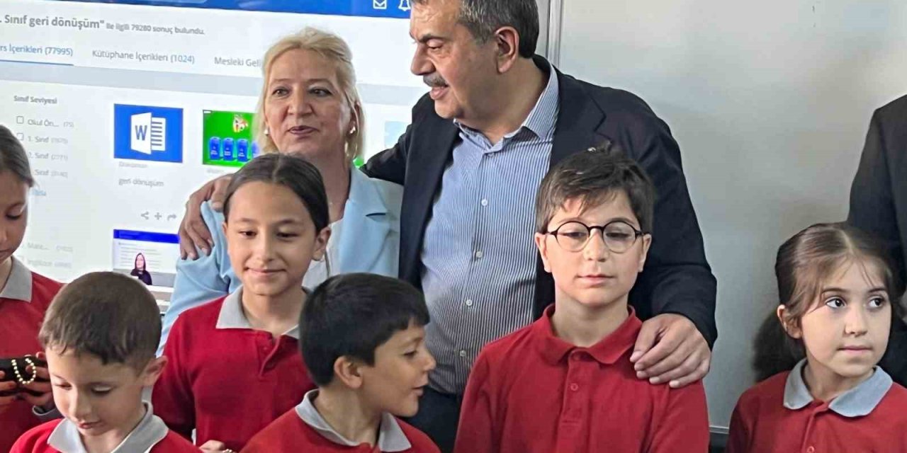 Milli Eğitim Bakanı Tekin’den okula sürpriz bayram ziyareti