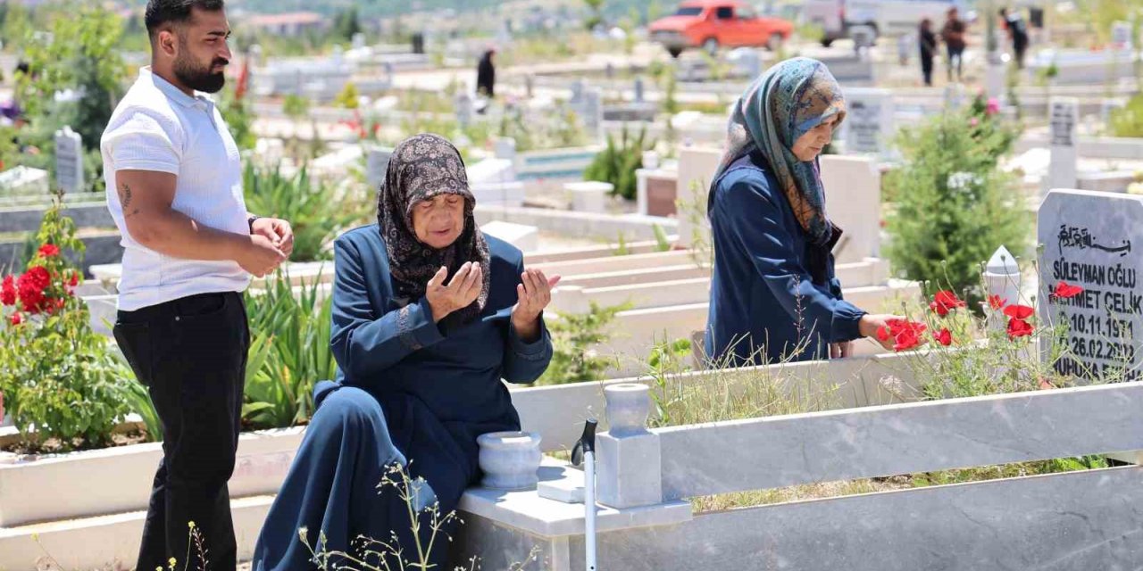 Elazığ mezarlıklarında yoğunluk