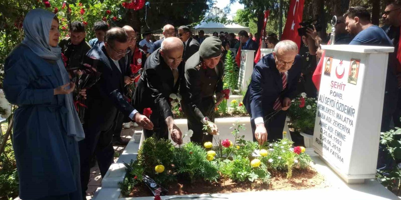 Vali Yavuz ve protokol şehitliği ziyaret etti