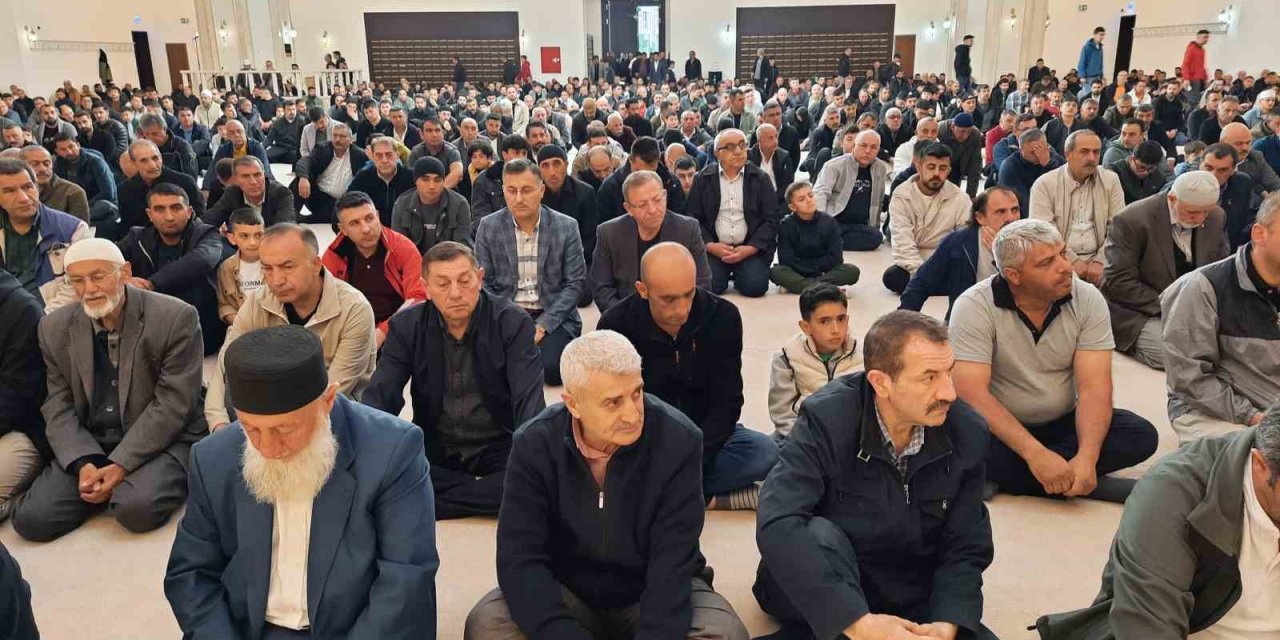 Kars’ta bayram namazında camiler doldu