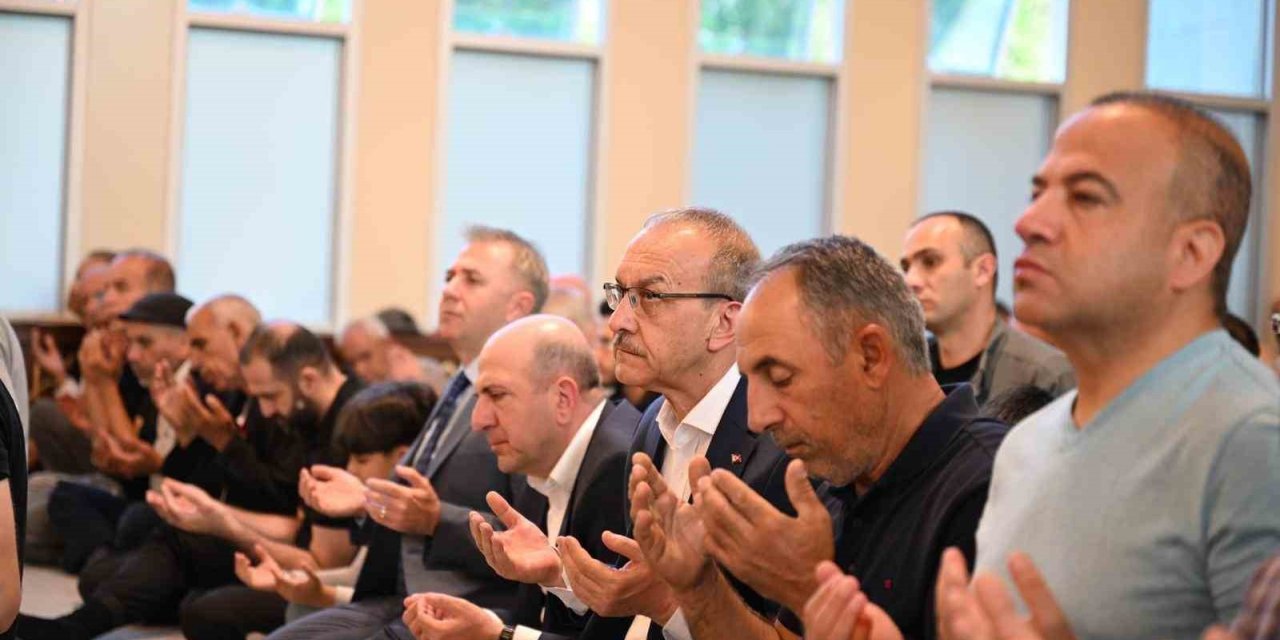 Malatya’da vatandaşlar bayram namazı için camilere akın etti