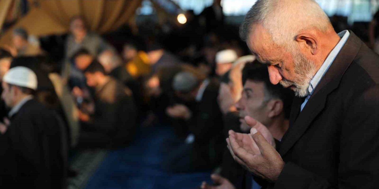 Erzincan’da vatandaşlar bayram namazı için camilere akın etti