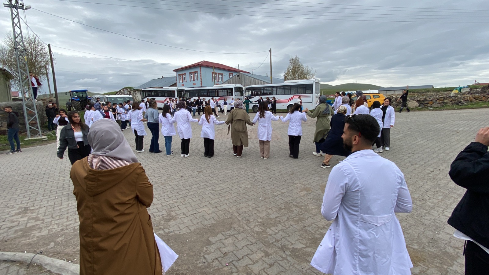 Öğrenci hemşireler, sağlık taramasından geçirdikleri köylülerle halay çekti