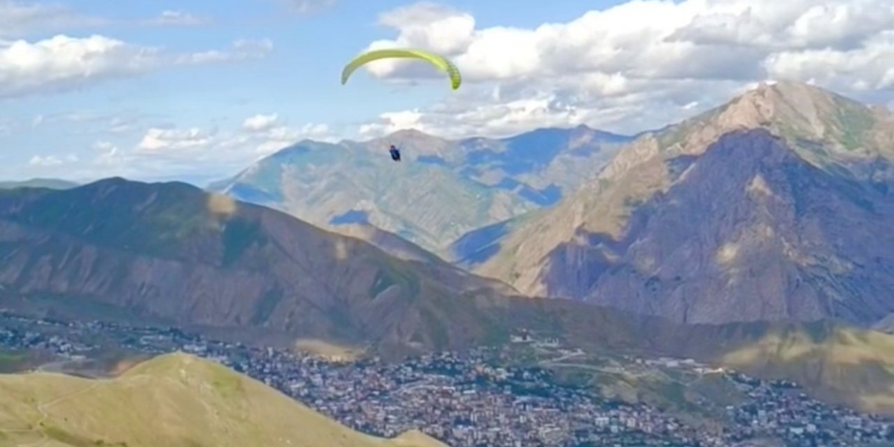 Yüksekova’nın gençleri gökyüzüyle buluşuyor: Yamaç paraşütüyle pilot olma hayali gerçek oldu