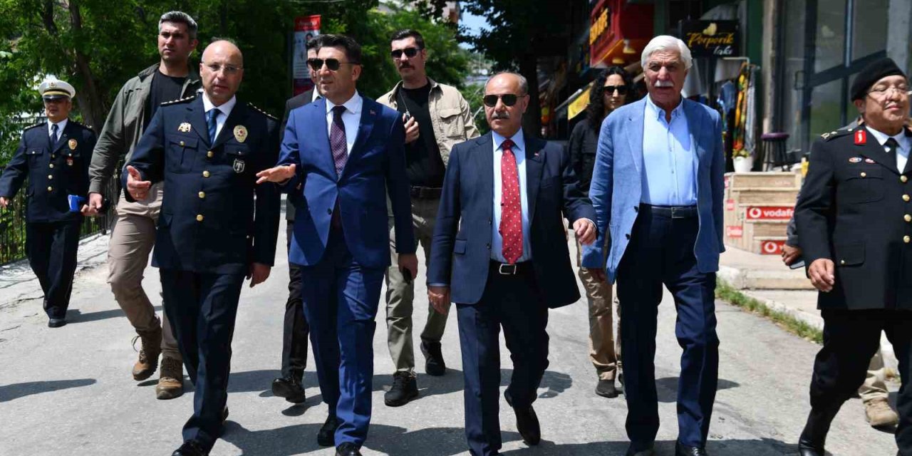 Bakan Yardımcısı Aktaş ve Vali Aygöl, vatandaşlarla bayramlaştı