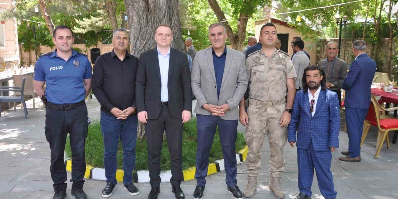 Bulanık’ta protokol halkla  bayramlaştı