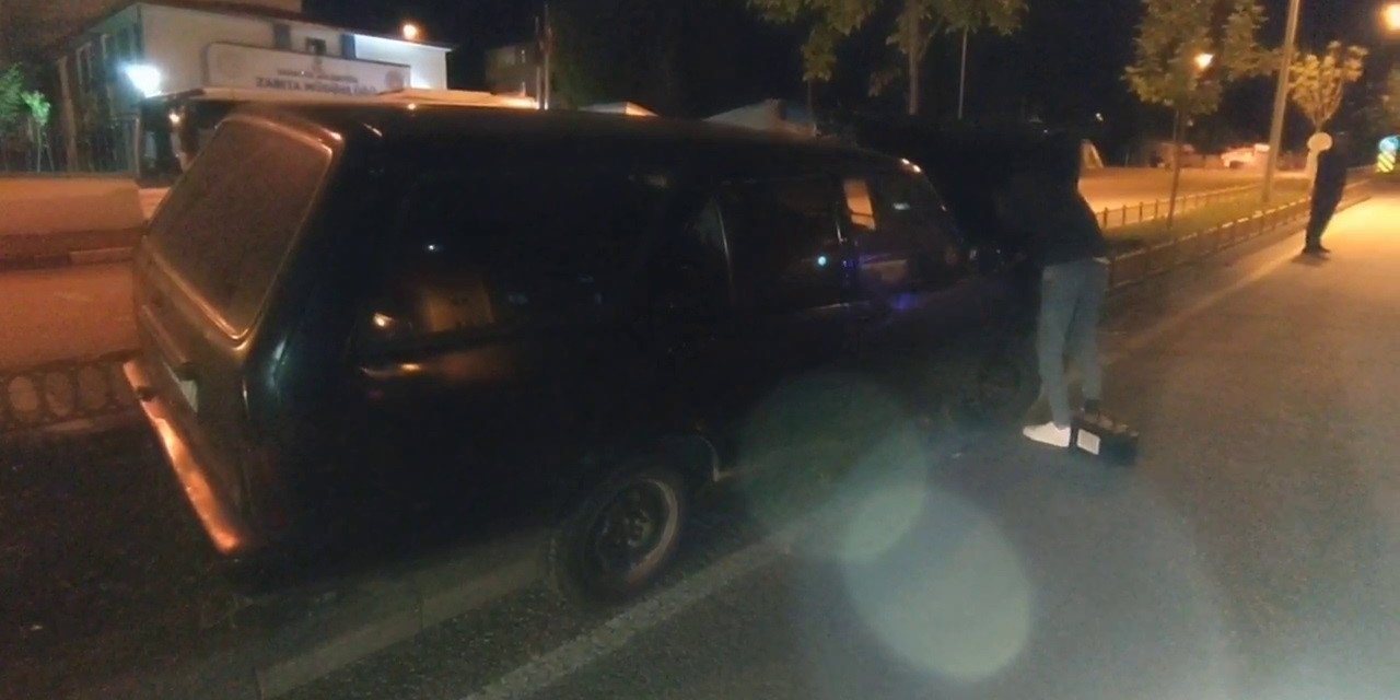 Kıontrolden çıkan otomobil refüje çıktı