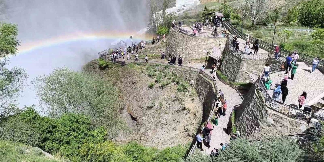 Tortum Şelalesi coştu, ziyaretçi akınına uğradı