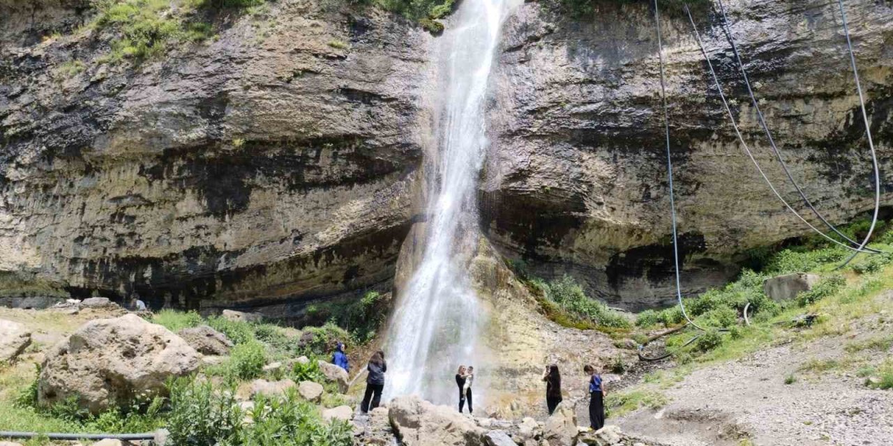 Ağaçdibi Şelalesi’ne 3 günde 4 bin kişi ziyaret etti