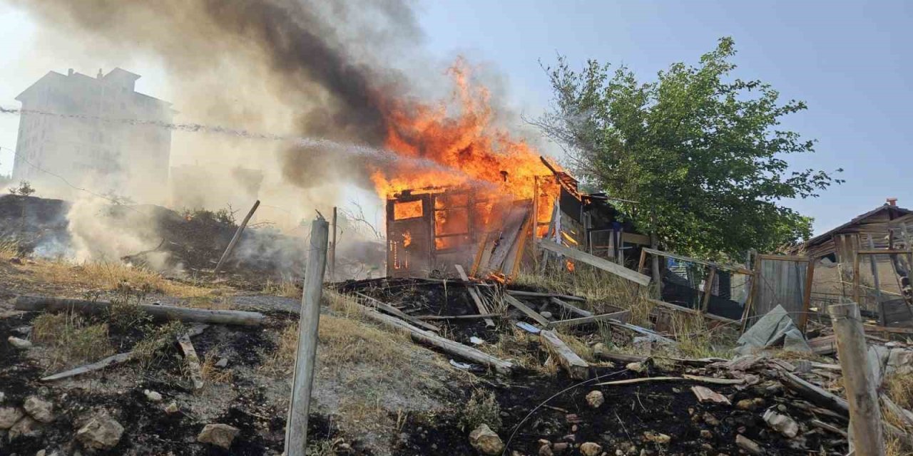 Malatya’da araç ve baraka yangını
