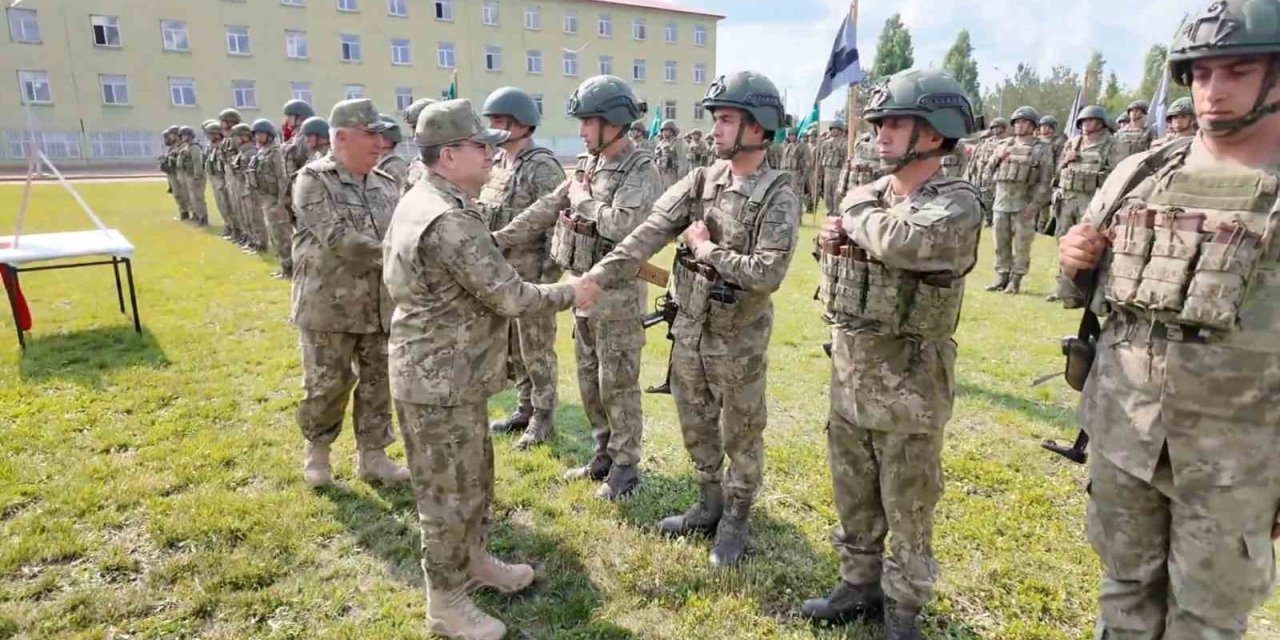 Kara Kuvvetleri Komutanı Orgeneral Bayraktaroğlu, Mehmetçik’in bayramını kutladı