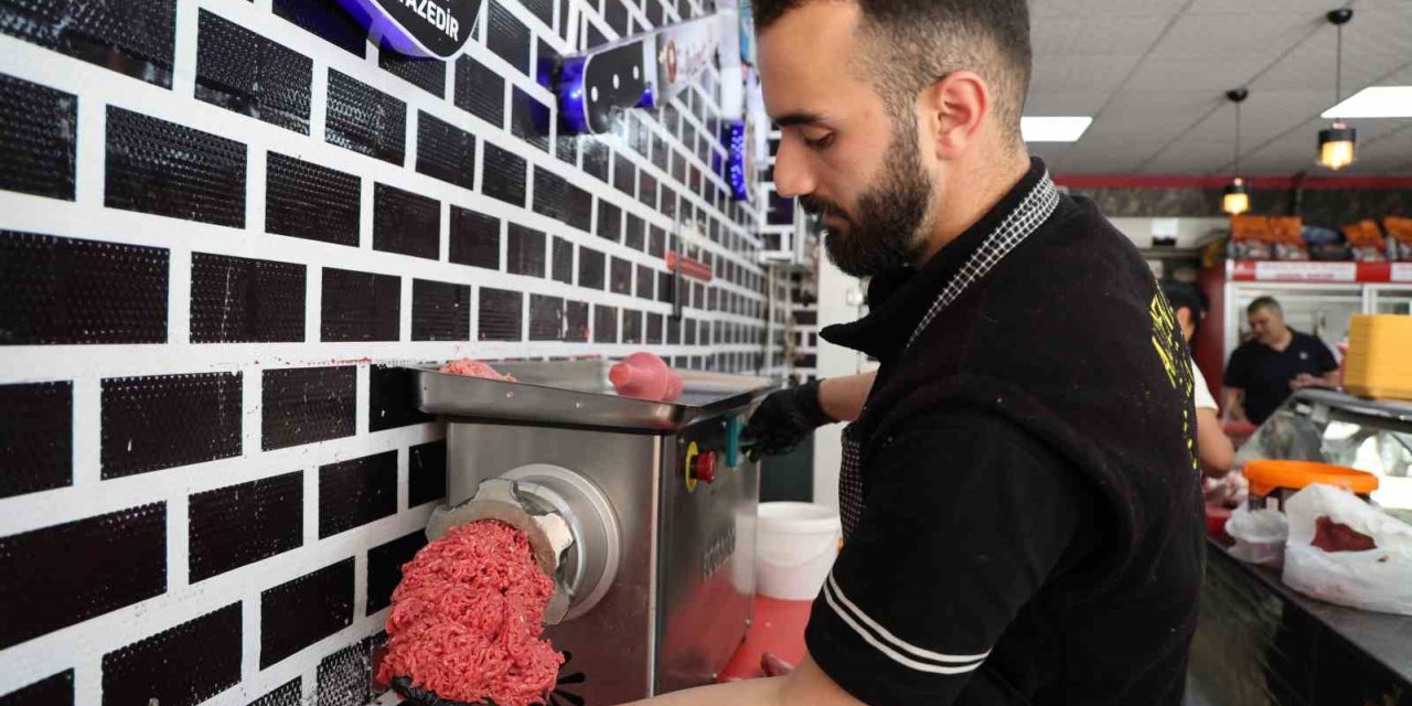 Kasapların kıyma mesaisi sürüyor