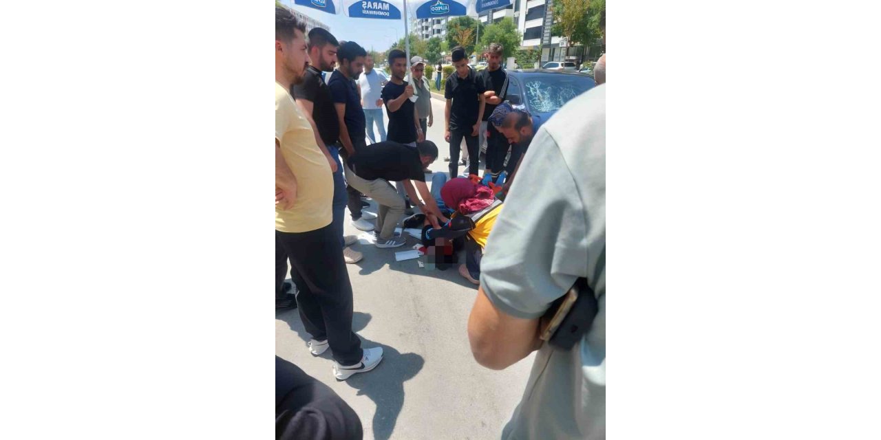 Vatandaşlar yerdeki yaralıyı güneşten korumak için dondurma şemsiyesi kullandı