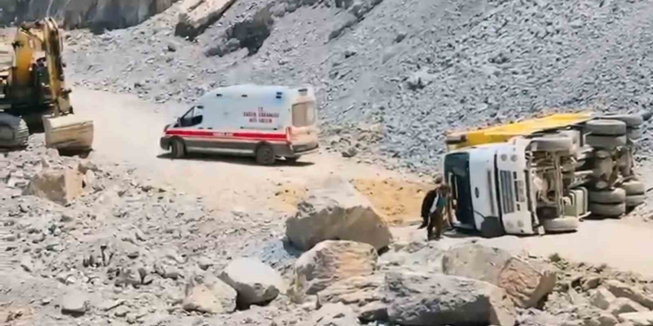 Yüksekova kamyon devrildi: 1 yaralı