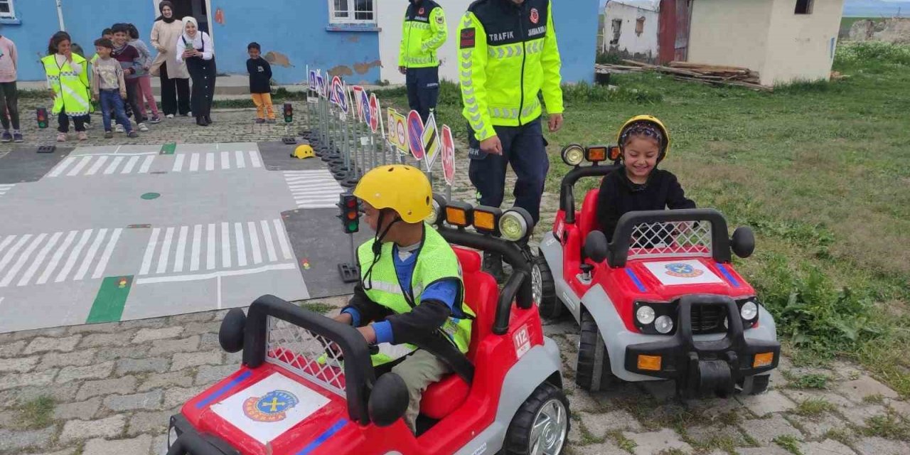 Kars’ta öğrencilere yönelik trafik eğitimi verildi