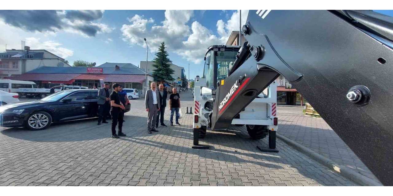 Arpaçay Belediyesi’ne yeni iş makinesi