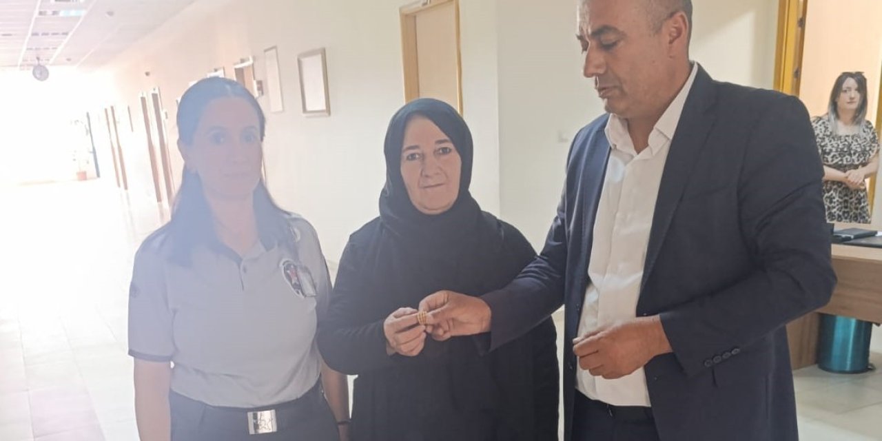 Hakkari’de bulunan 35 bin TL değerindeki yüzük sahibine teslim edildi