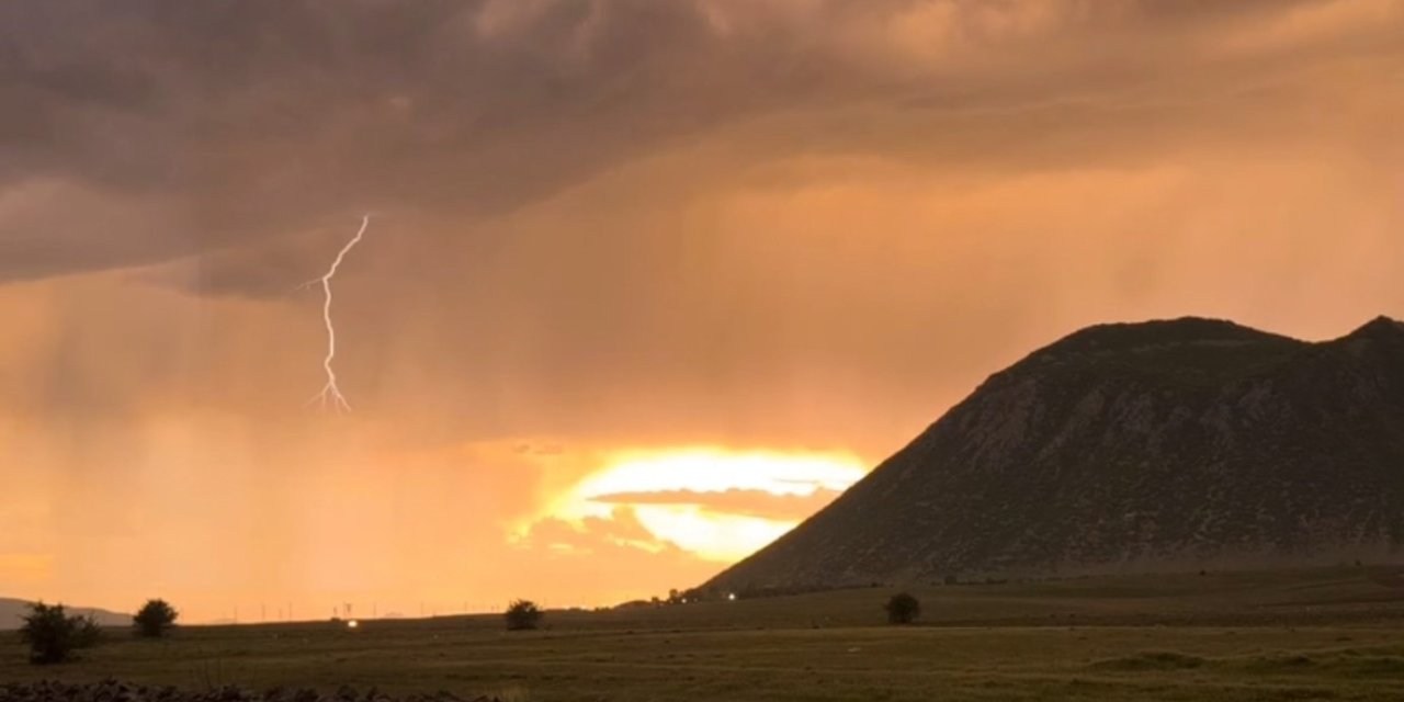 Tatvan’da gökyüzü kızıla büründü