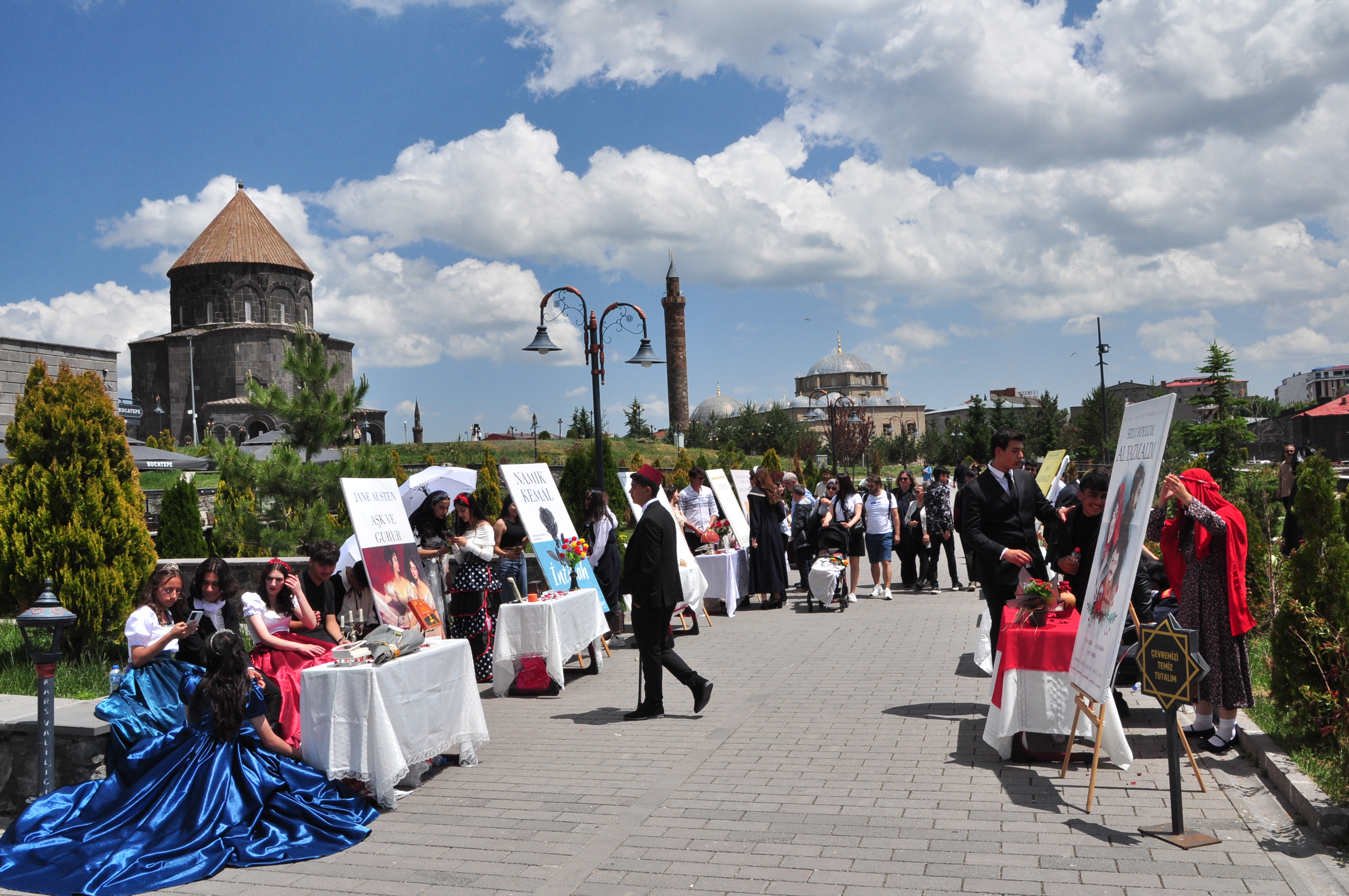 Kars’ta lise öğrencileri okudukları romanlardaki karakterleri canlandırdı